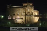 Monasterio de San Pedro de Siresa iluminado por la noche