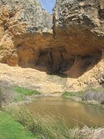 Cueva bajo roca