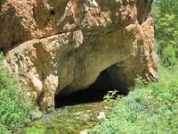 Cueva excavada junto al río